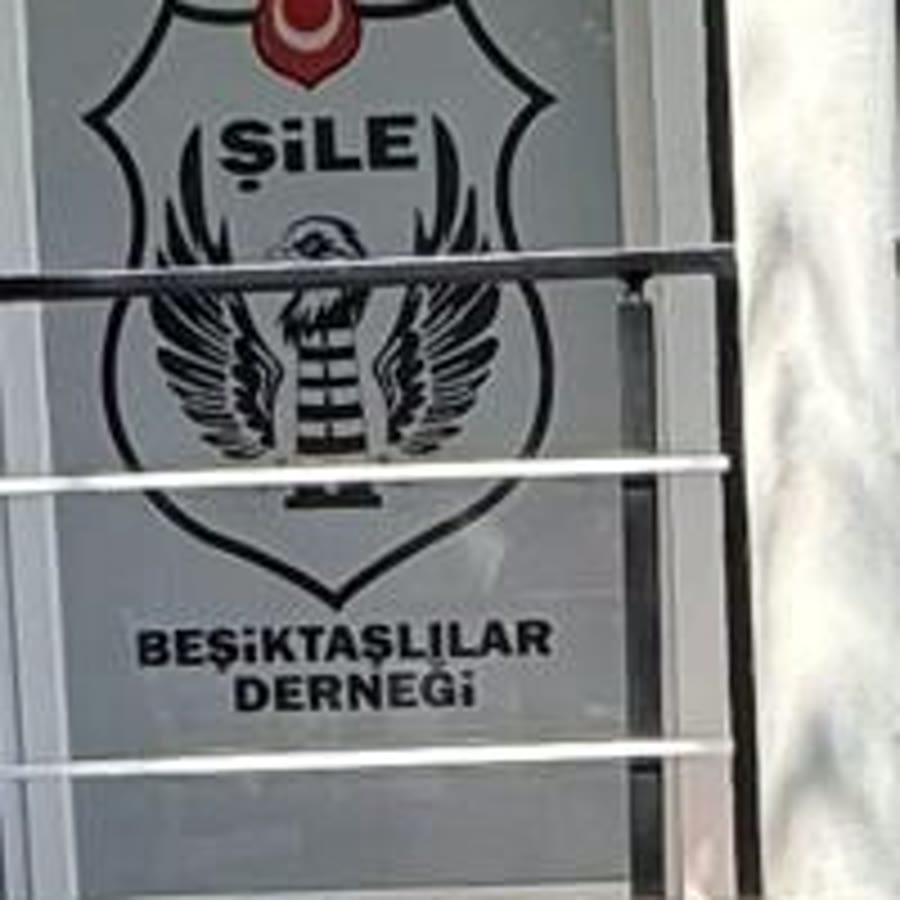 Derneğin arması: kalkan içinde ŞİLE yazısı, kanatları açık kartal ve BEŞİKTAŞLILAR DERNEĞİ yazısı